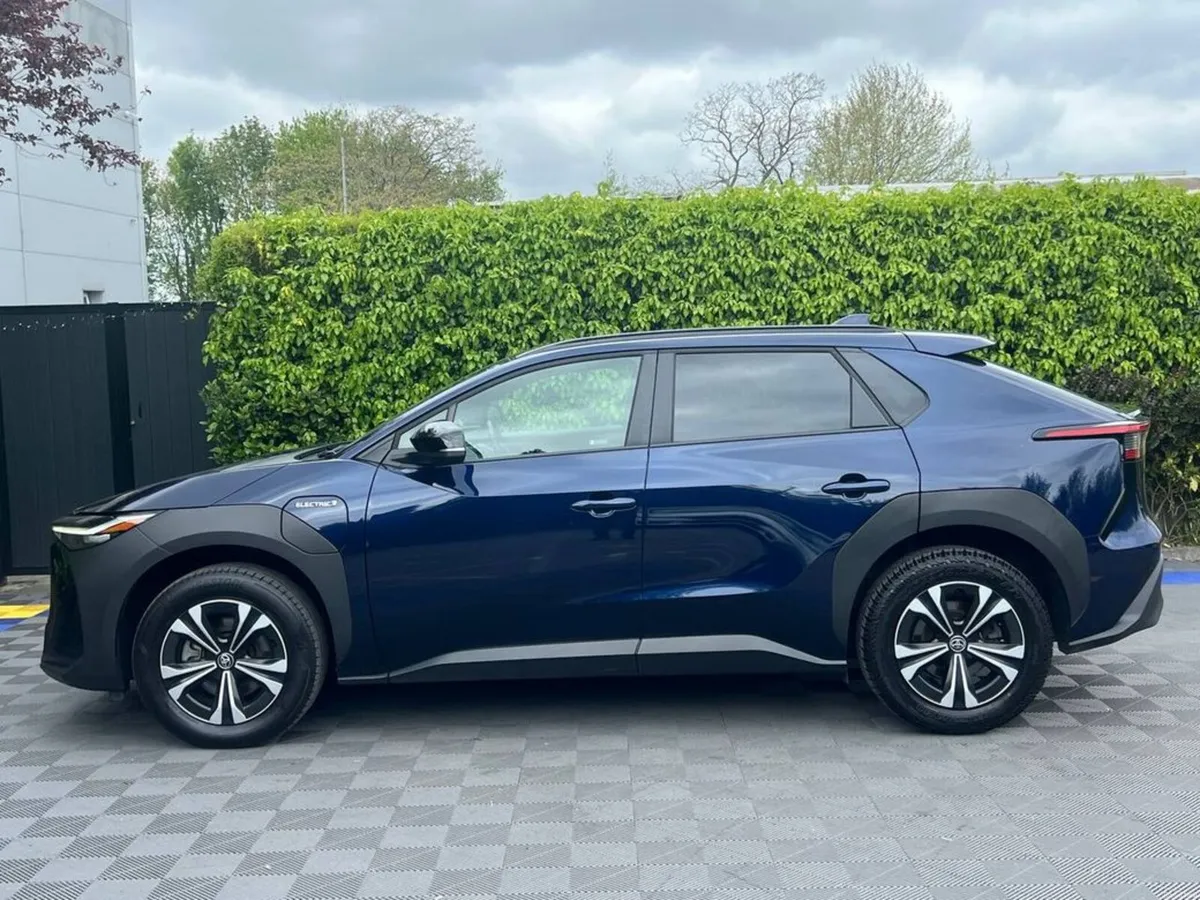 Toyota bZ4X MOTION 71.4 KWH ** LONG RANGE ** // 36 - Image 3