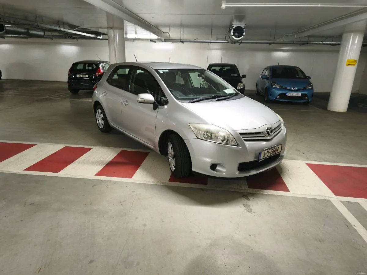 Toyota auris very low km - Image 1