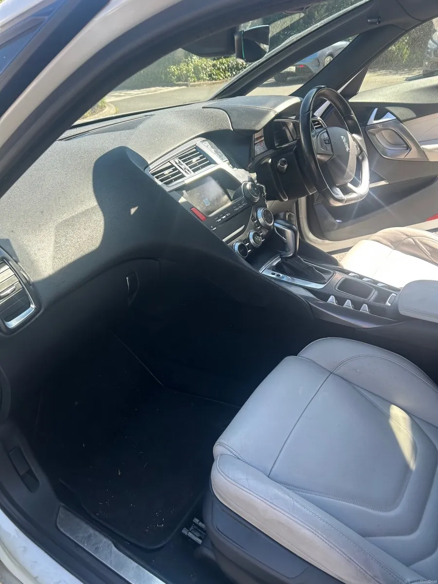 DS 5 Prestige Model - Image 4