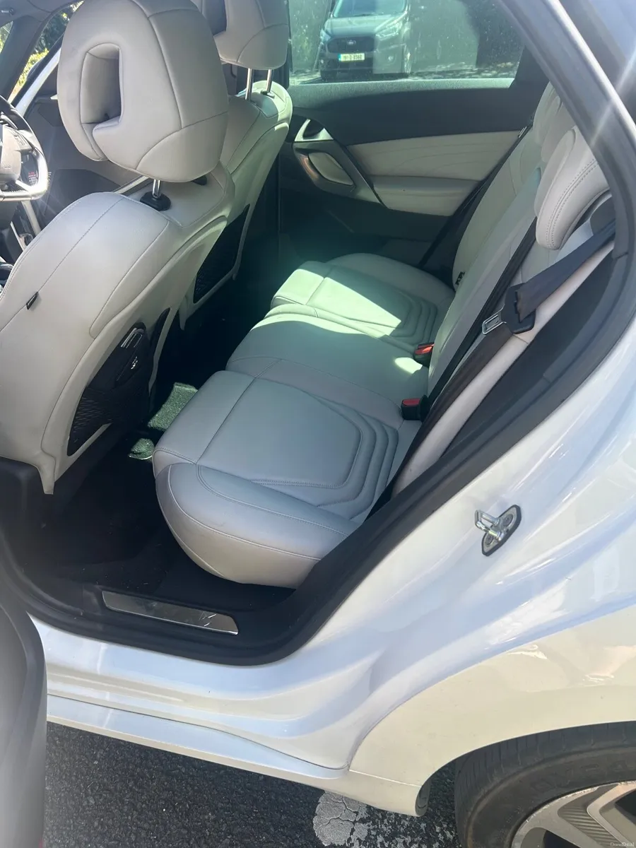 DS 5 Prestige Model - Image 1