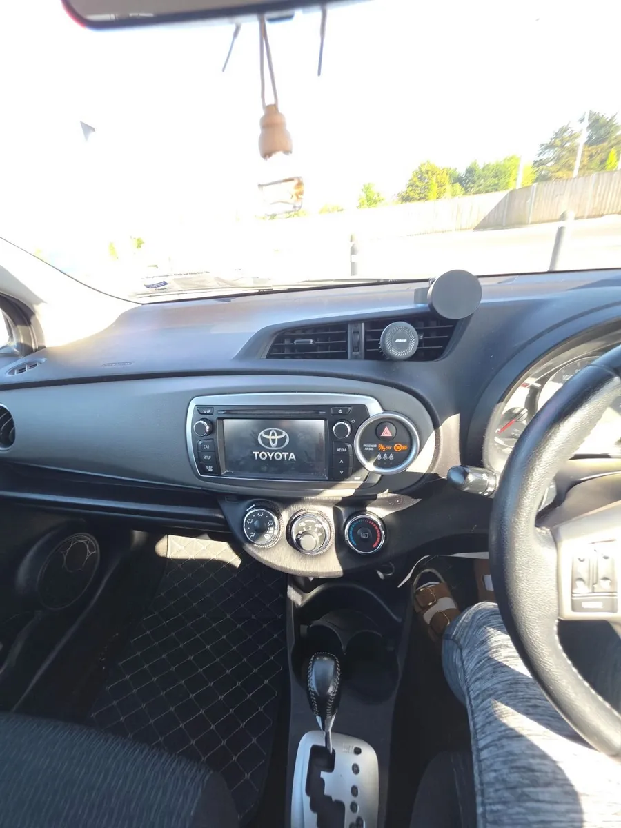 Toyota Yaris 2013 - Image 2