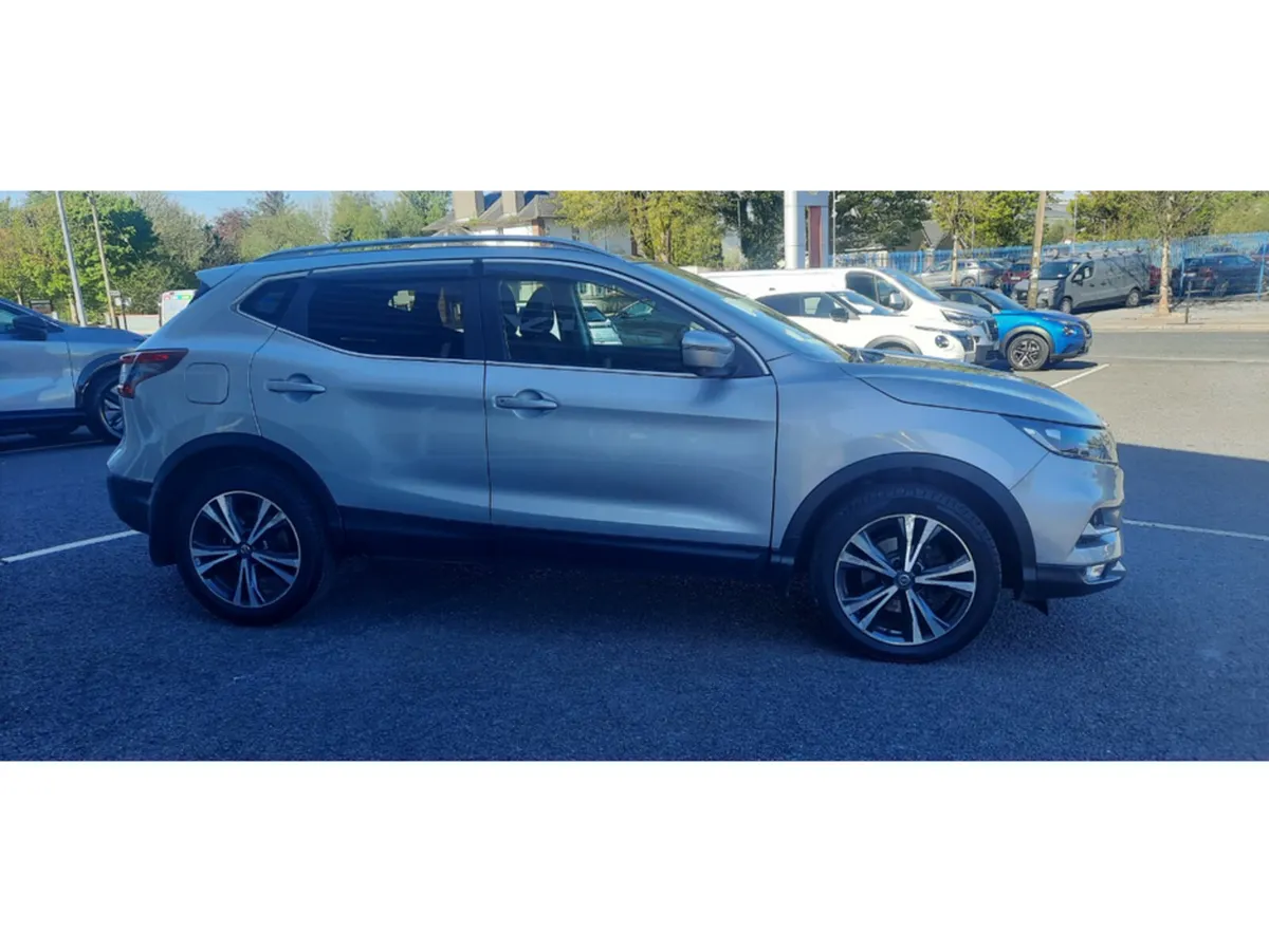 Nissan Qashqai 1.5 DSL SV PREMIUM SS 18 4DR - Image 4