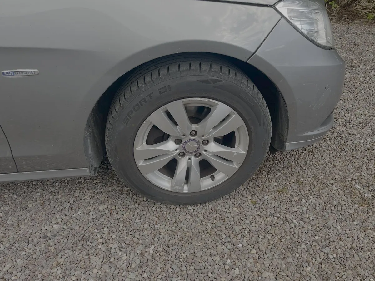 Mercedes-Benz E-Class 2011 - Image 2