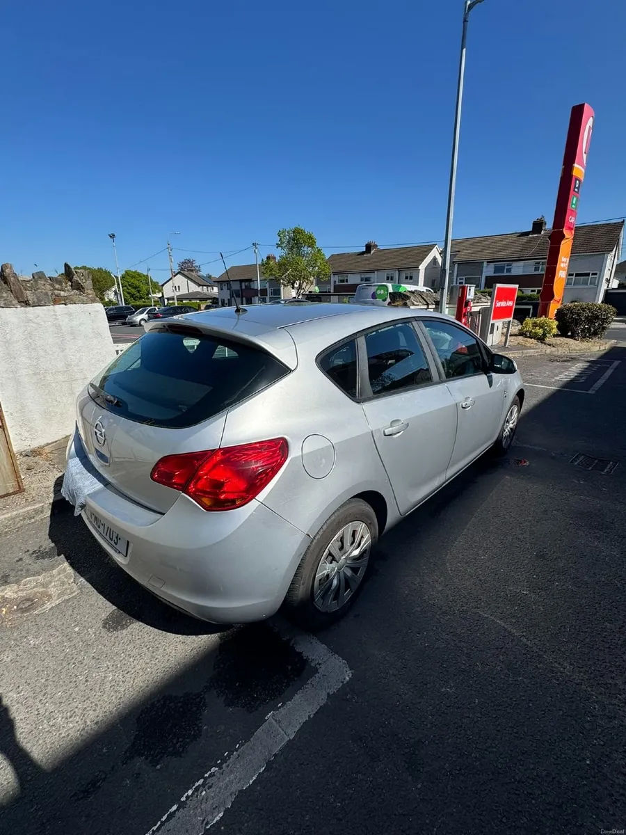 2011 Opel Astra 108,000 km - Image 2