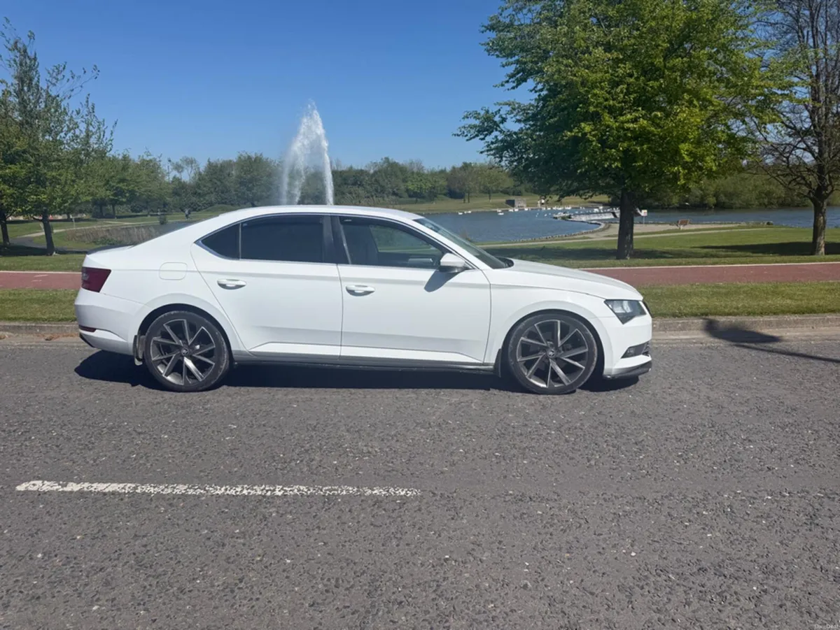 Skoda Superb 2.0 TDI SE 150PS 5DR AU AUTO - Image 2