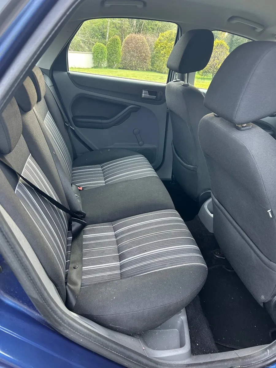 Ford Focus 2010 - Image 2