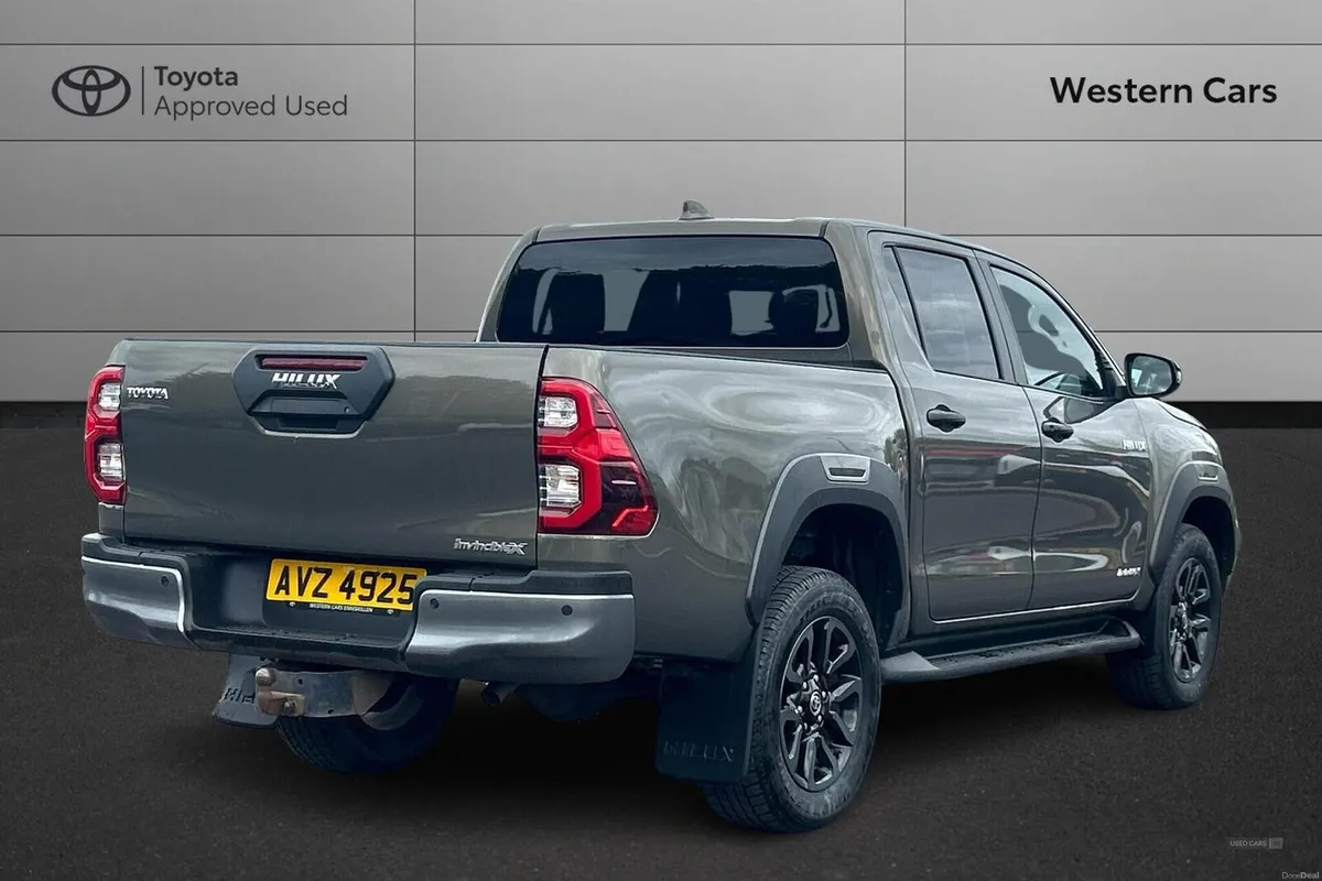 Toyota Hilux 2.8 D-4D Invincible X Auto 4WD Euro 6 - Image 2