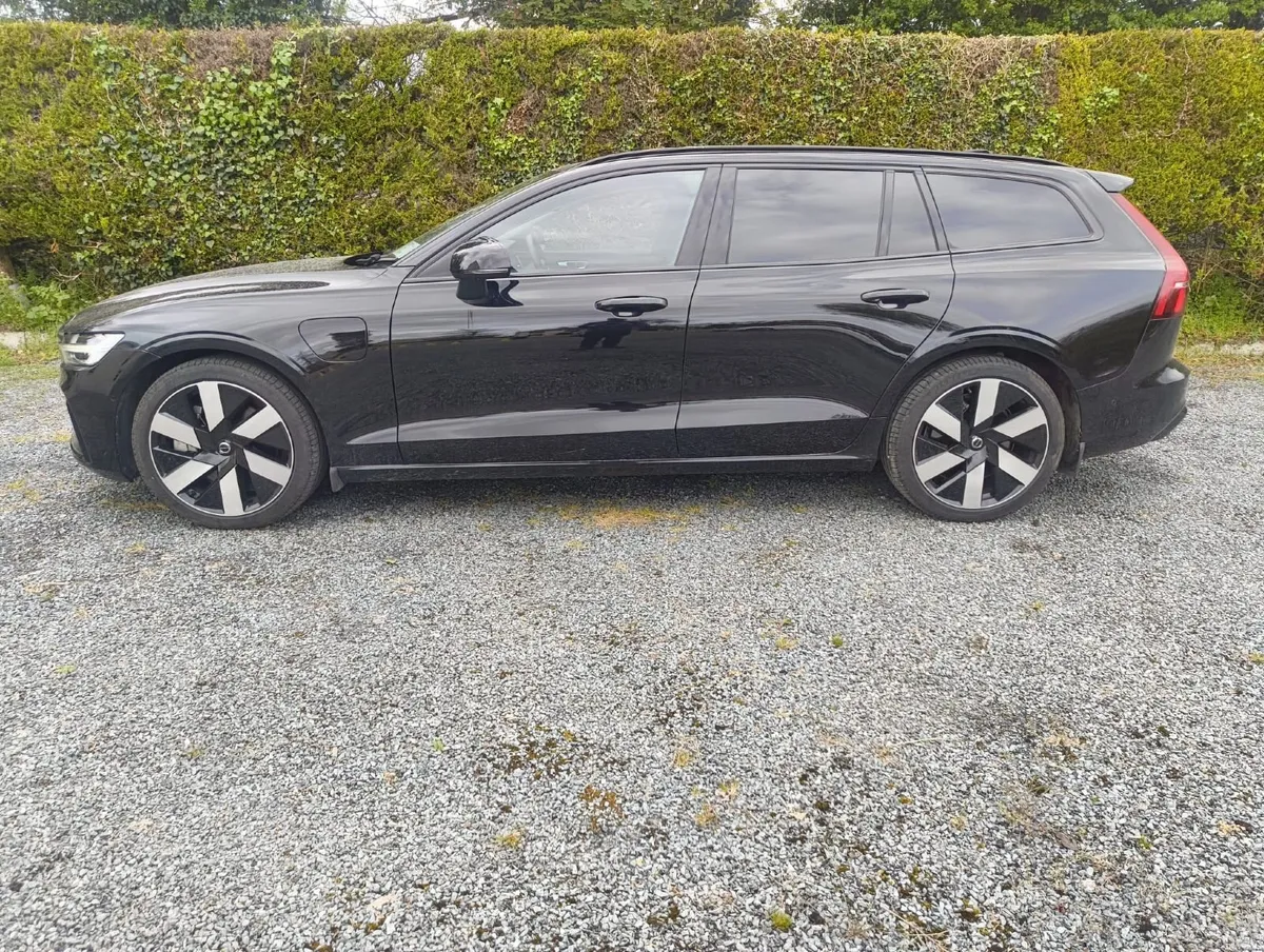 242 VOLVO V60 T6 Petrol Plug-in Hybrid - Image 2