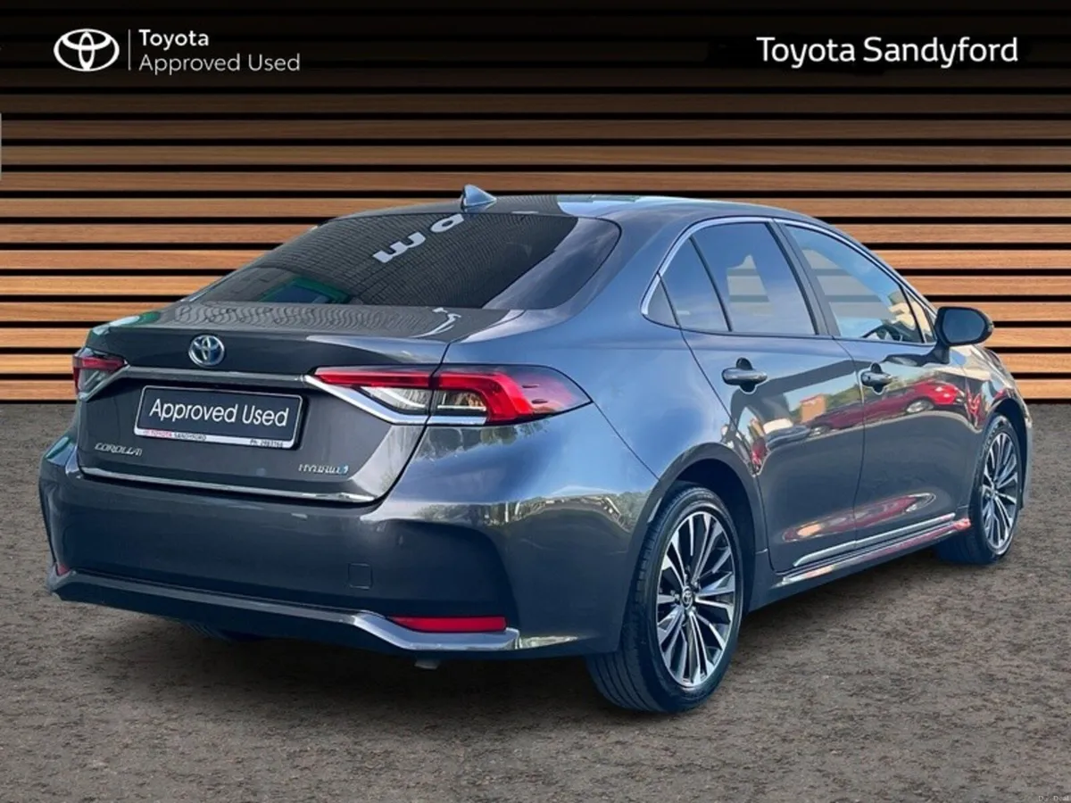 Toyota Corolla LUNA SPORT SALOON // HEATED SEATS / - Image 2