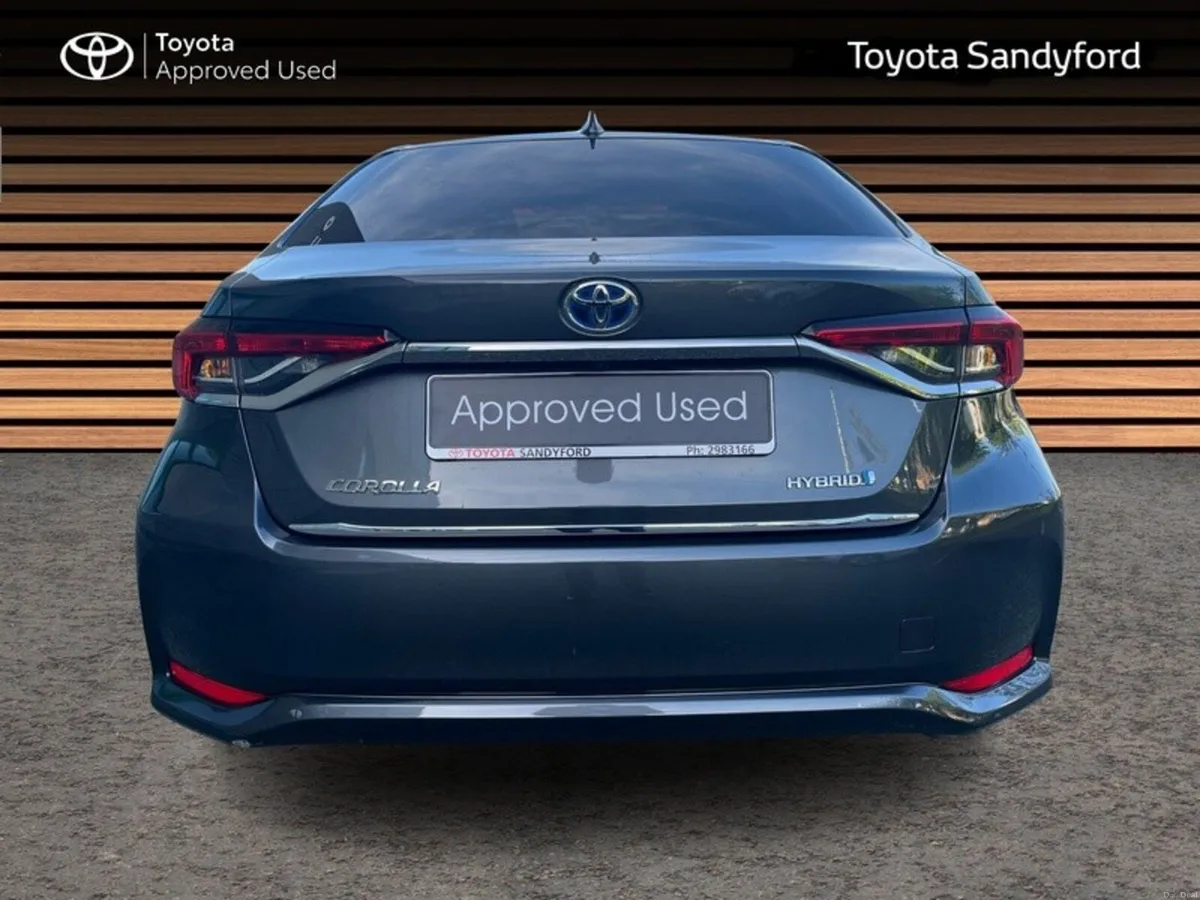 Toyota Corolla LUNA SPORT SALOON // HEATED SEATS / - Image 4