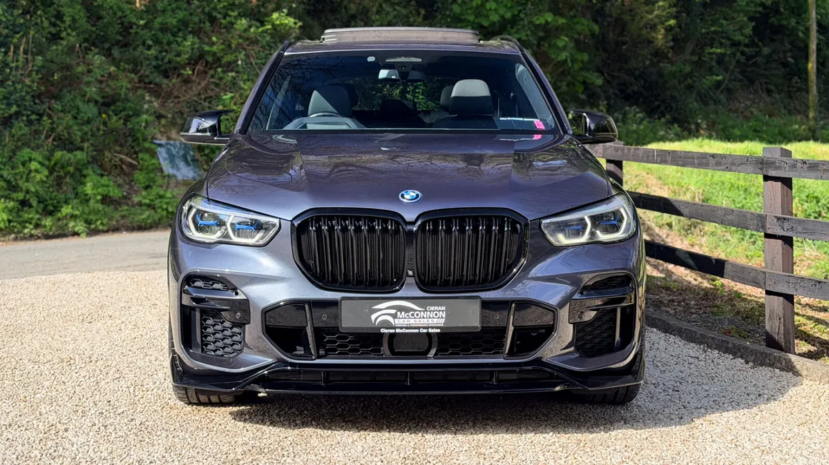 2022 (221) BMW X5 45E MSPORT PRO *SKY LOUNGE - Image 3