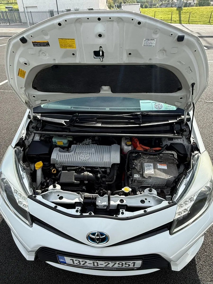 2013 automatic petrol hybrid toyota yaris - Image 2