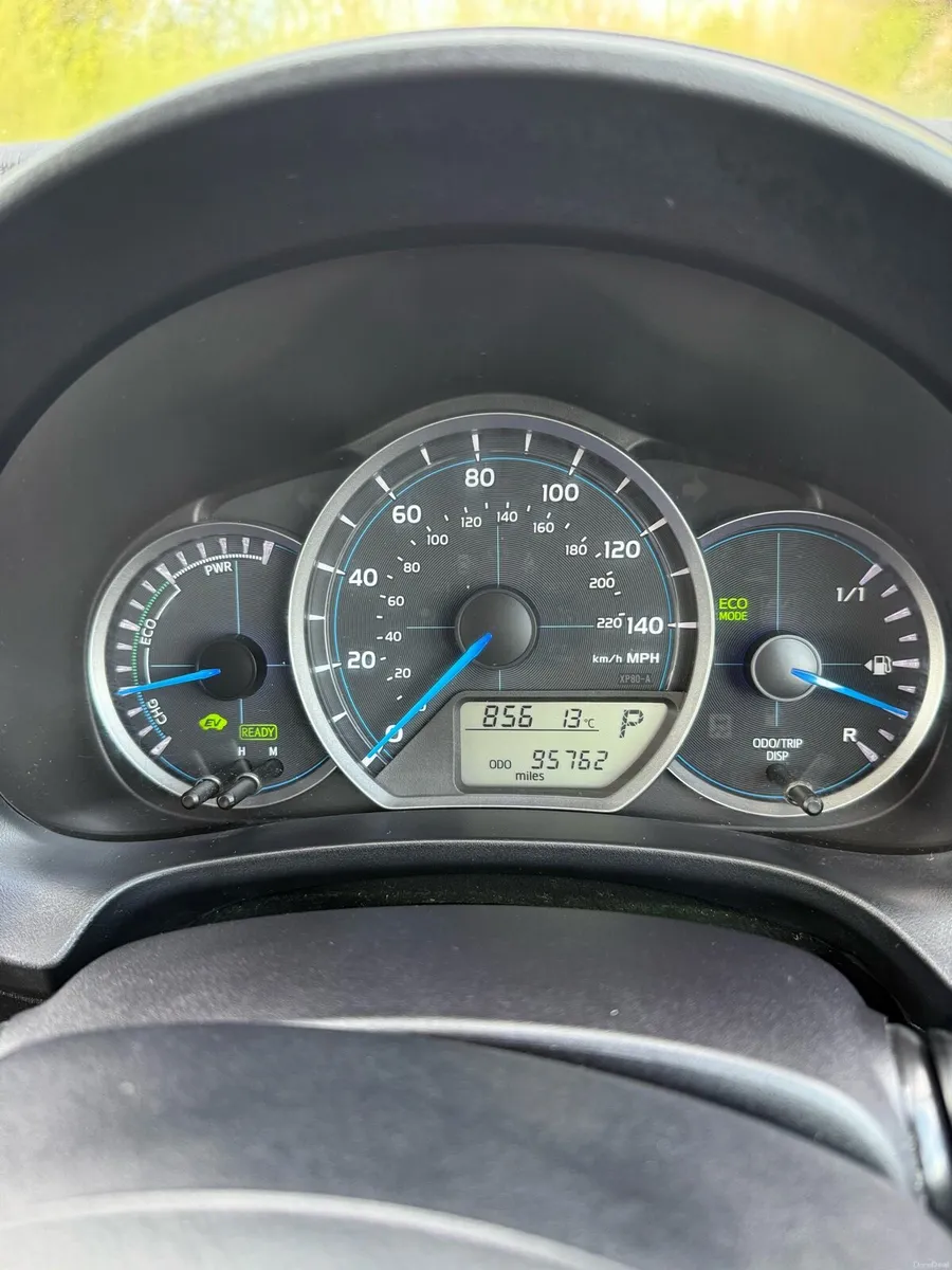 2013 automatic petrol hybrid toyota yaris - Image 3