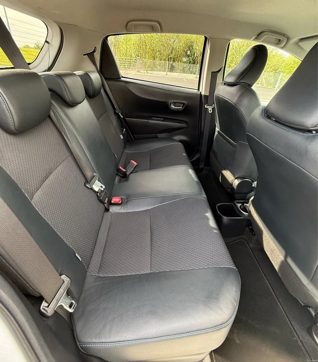 2013 automatic petrol hybrid toyota yaris - Image 5