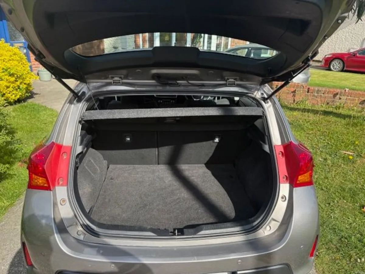 Toyota Auris 2013 - Image 1