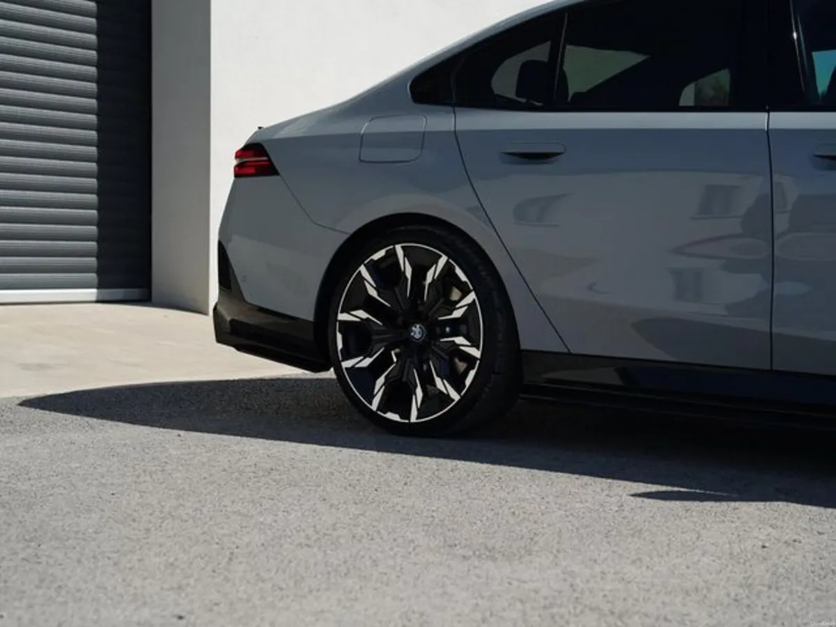 BMW 5-Series 530E M SPORT *HARMON KARDON* - Image 4