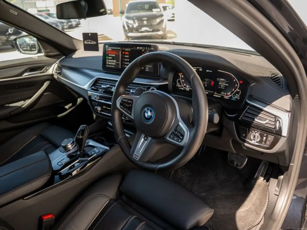 BMW 5-Series 530E M SPORT *PRO*TECH*COMFORT* SHADO - Image 2
