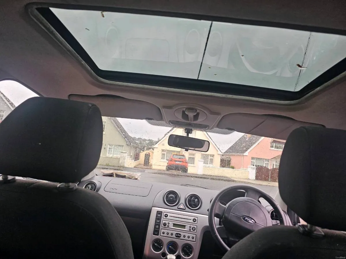 Ford Fiesta Zetec 2005 with sunroof - Image 3
