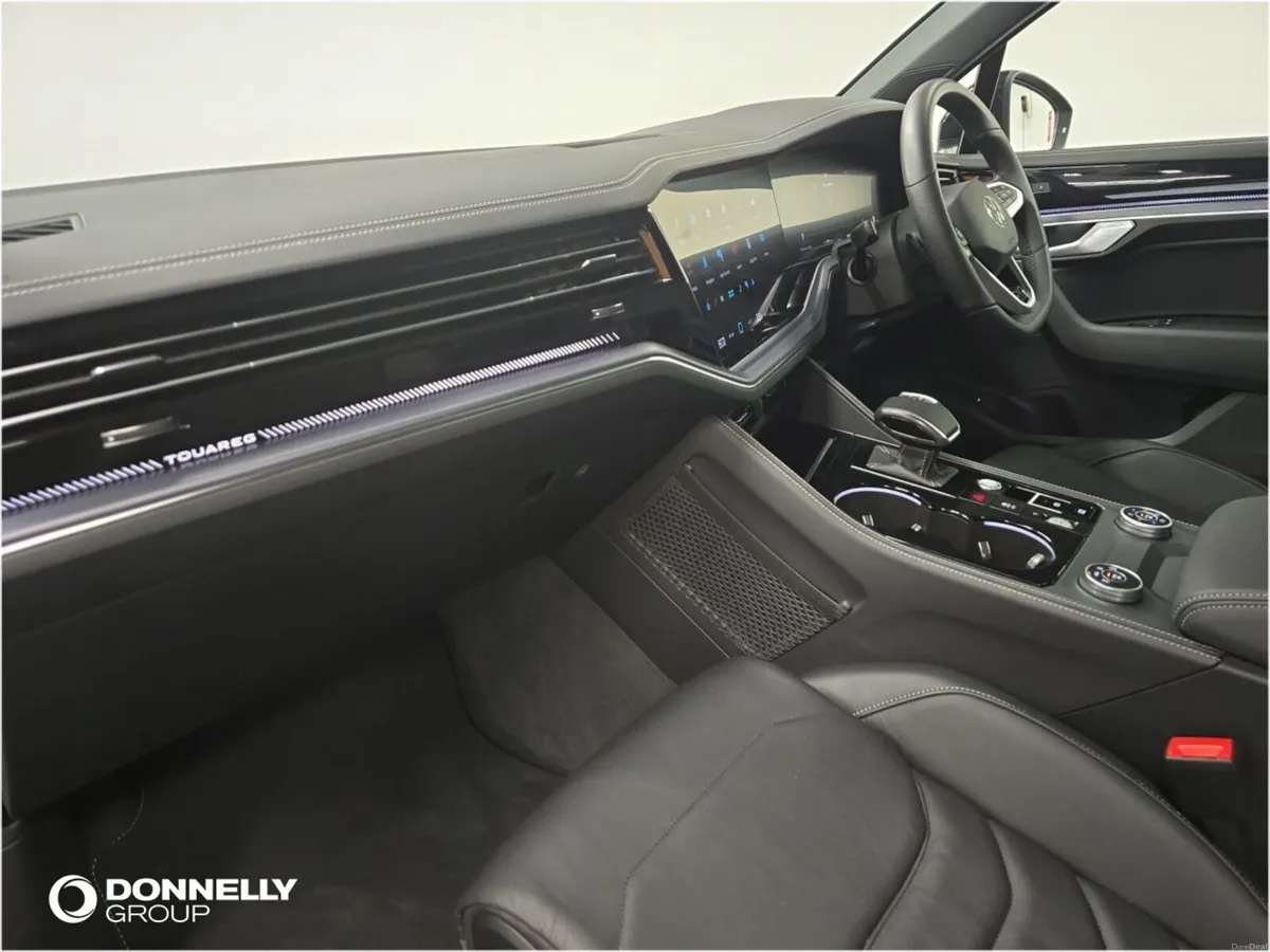 Volkswagen Touareg Diesel Estate Black Edition - Image 2