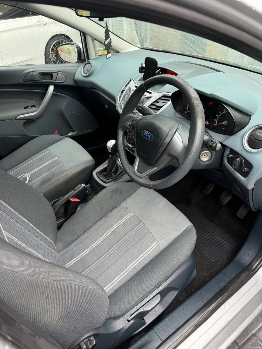 Ford Fiesta 2010 - Image 2