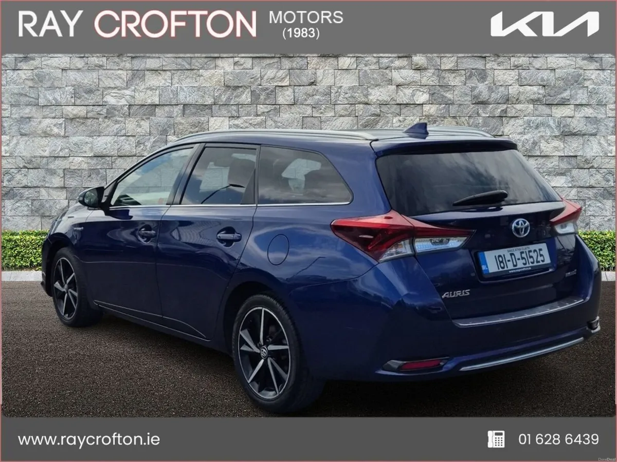 Toyota Auris Hybrid Aura Touring Sports - Image 4