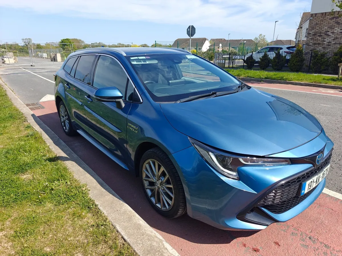 2019 Toyota Corolla Hybrid Touring Sport - Image 4
