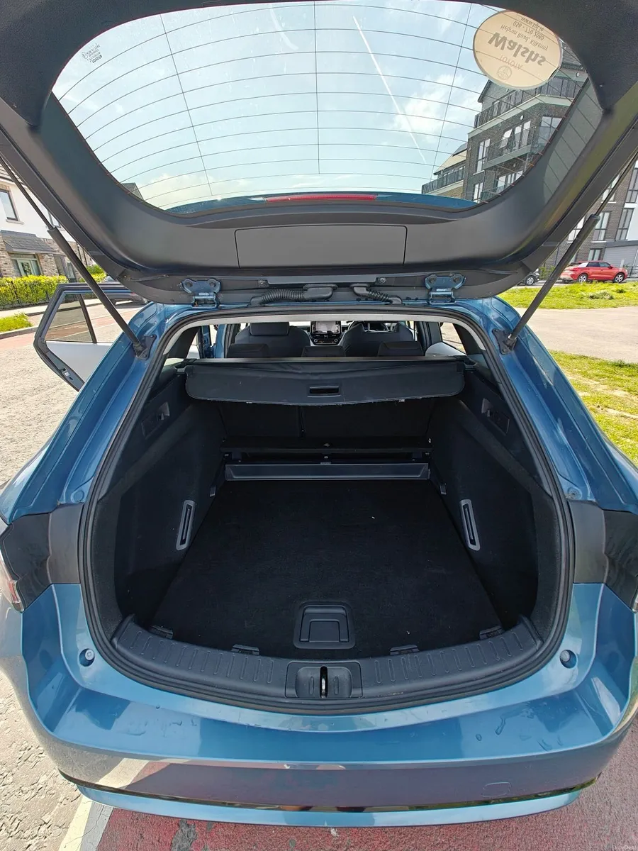 2019 Toyota Corolla Hybrid Touring Sport - Image 4