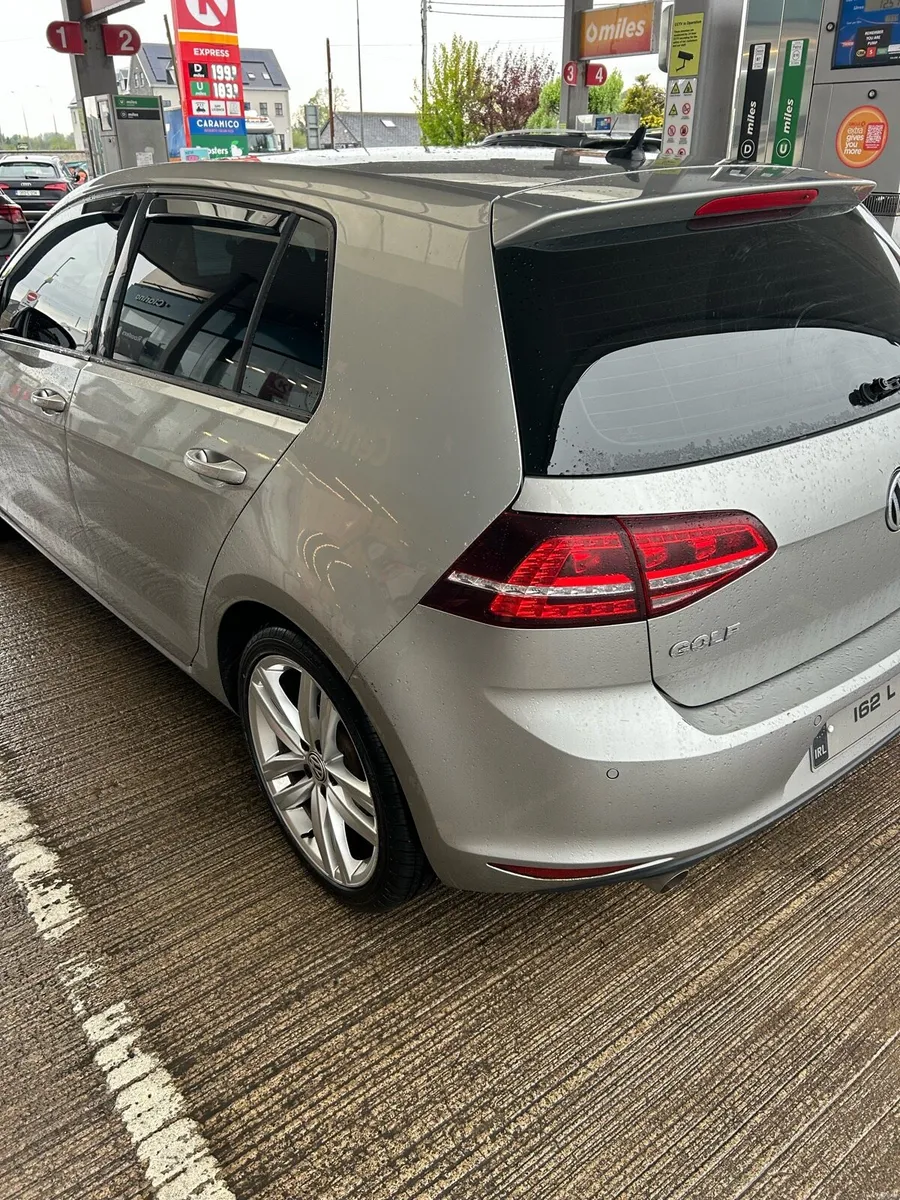 Volkswagen Golf Highline 1.6 tdi premium interior - Image 3