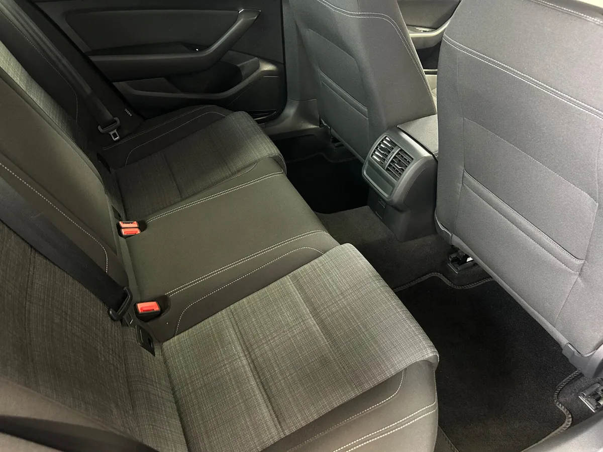 2020 Volkswagen Passat Diesel Automatic - Image 4