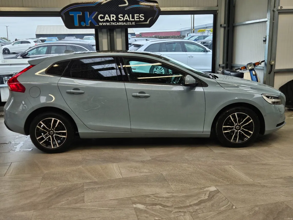 17 VOLVO V40 D2 MOMENTUM 2.0 DIESEL - Image 4
