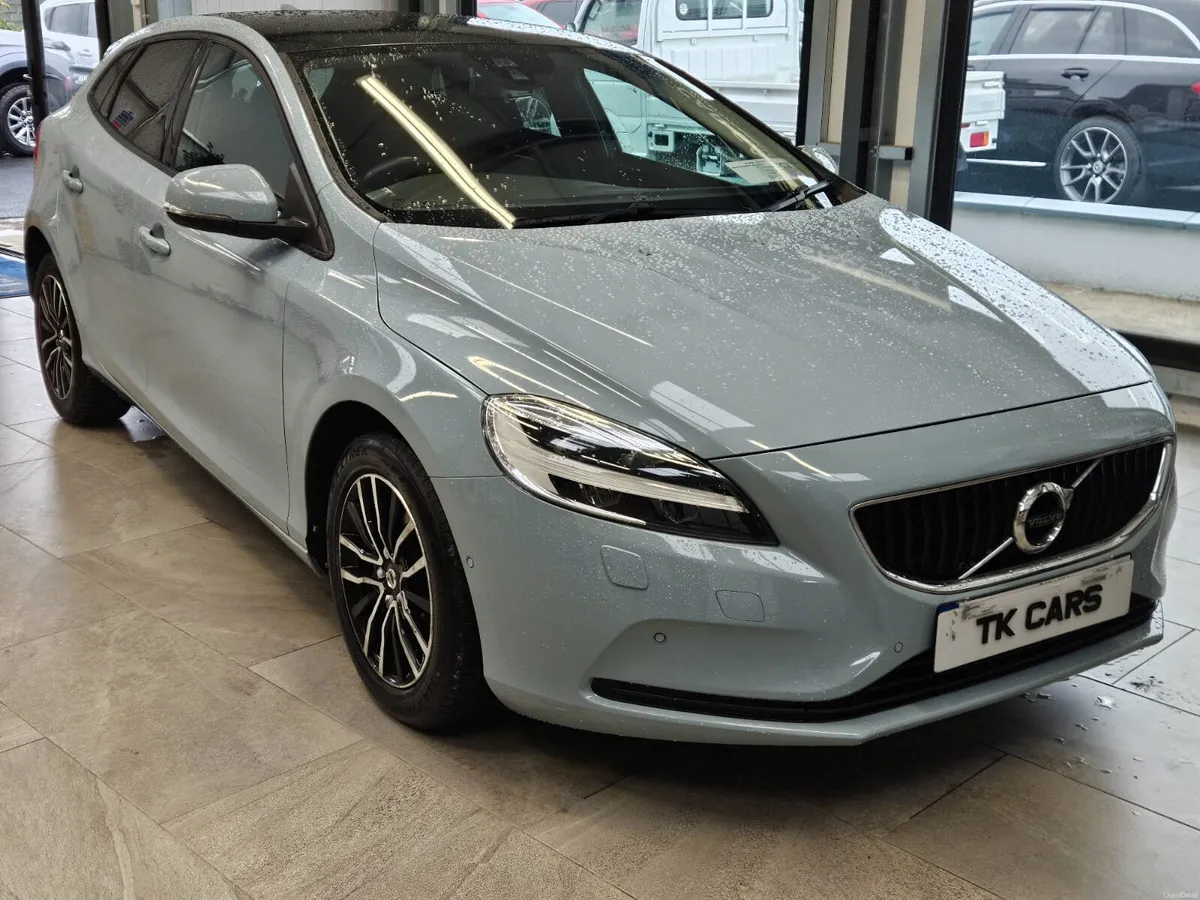 17 VOLVO V40 D2 MOMENTUM 2.0 DIESEL - Image 1