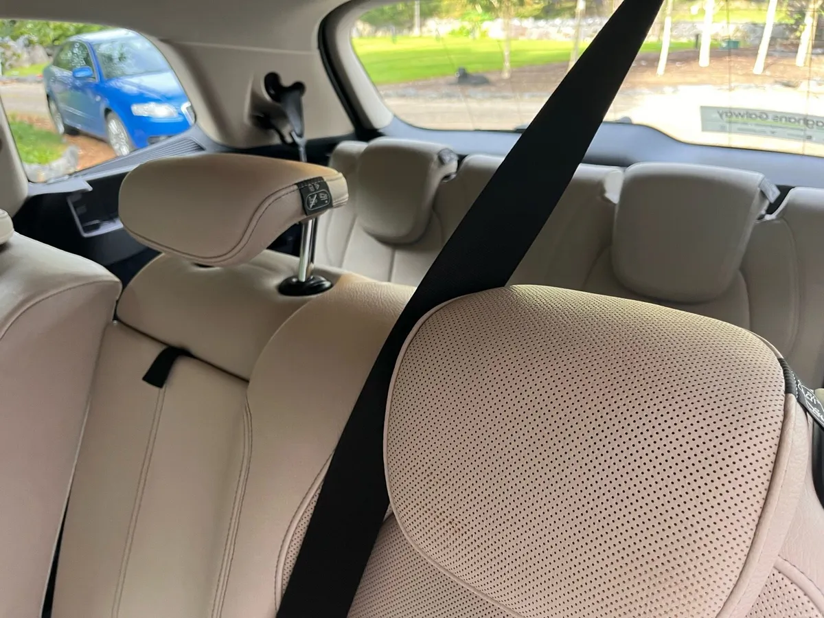AUTOMATIC- 7 SEATER - LUXURY SPEC - Image 3