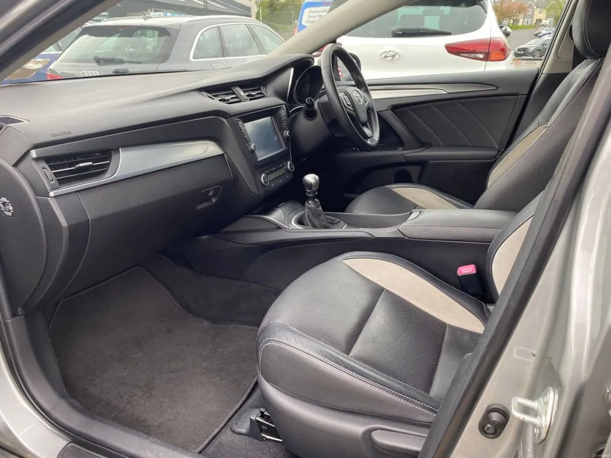 Toyota Avensis 1.6D SOL Navi - Leather - Image 4