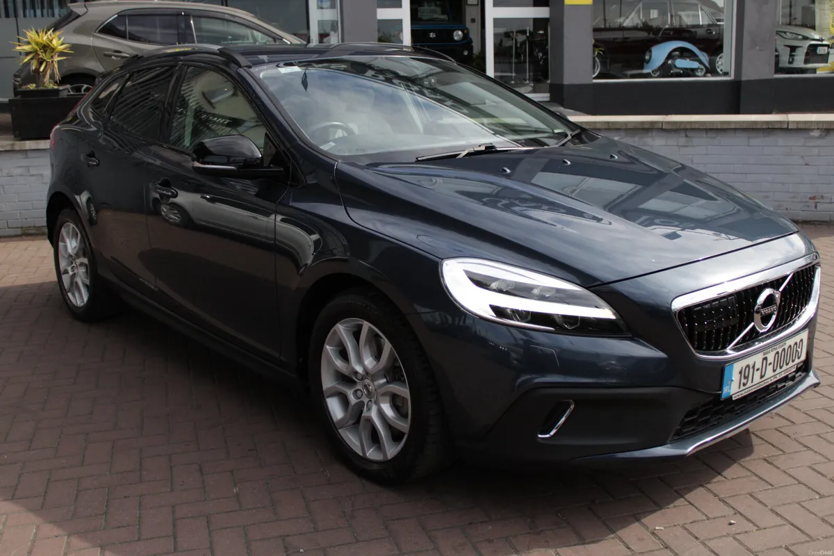 2019 VOLVO V40 D4 2.0 5DR HATCHBACK - Image 2