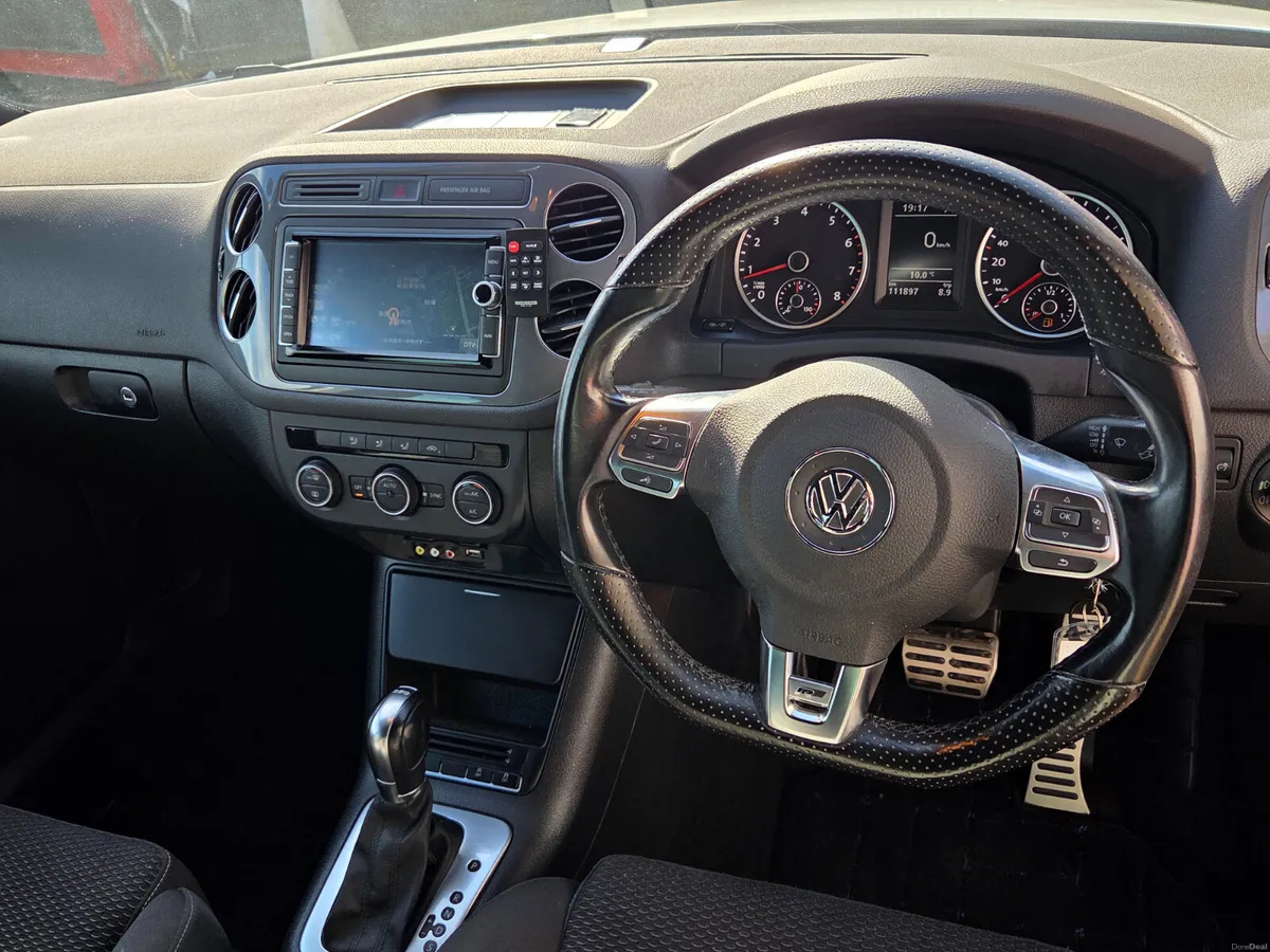 VOLKSWAGEN TIGUAN R-LINE AUTO - Image 6