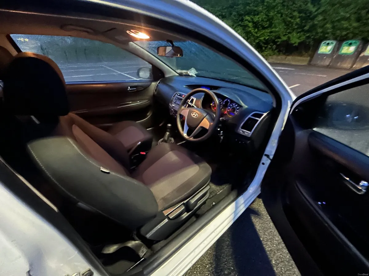 Hyundai i20 2013 - Image 2