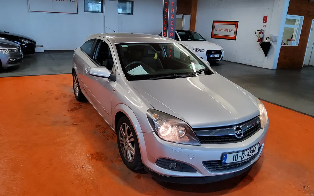 Opel Astra 2010 - Image 1