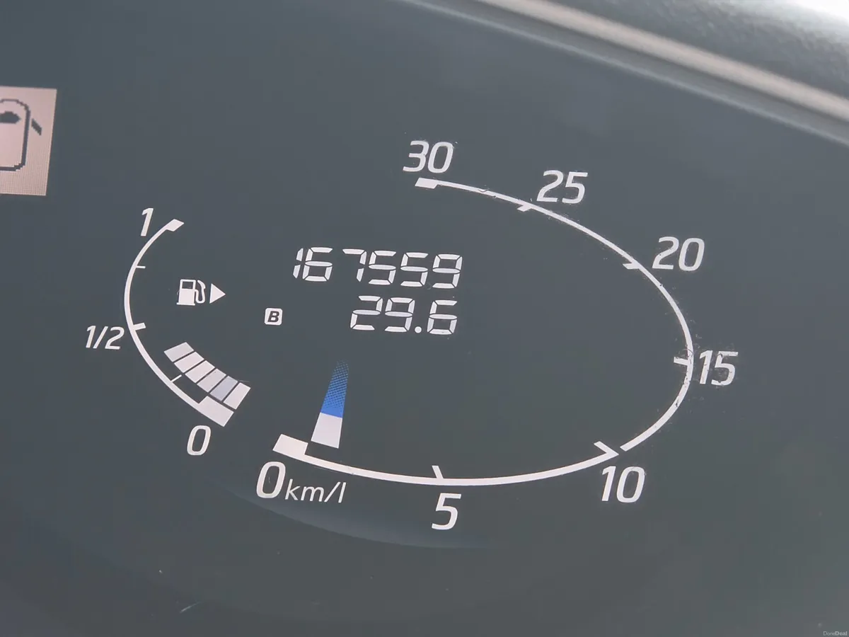 2015 Nissan Serena hybrid - Image 2