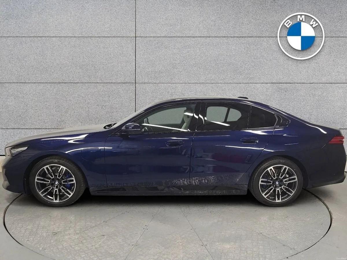 BMW 5-Series 530e - Image 4