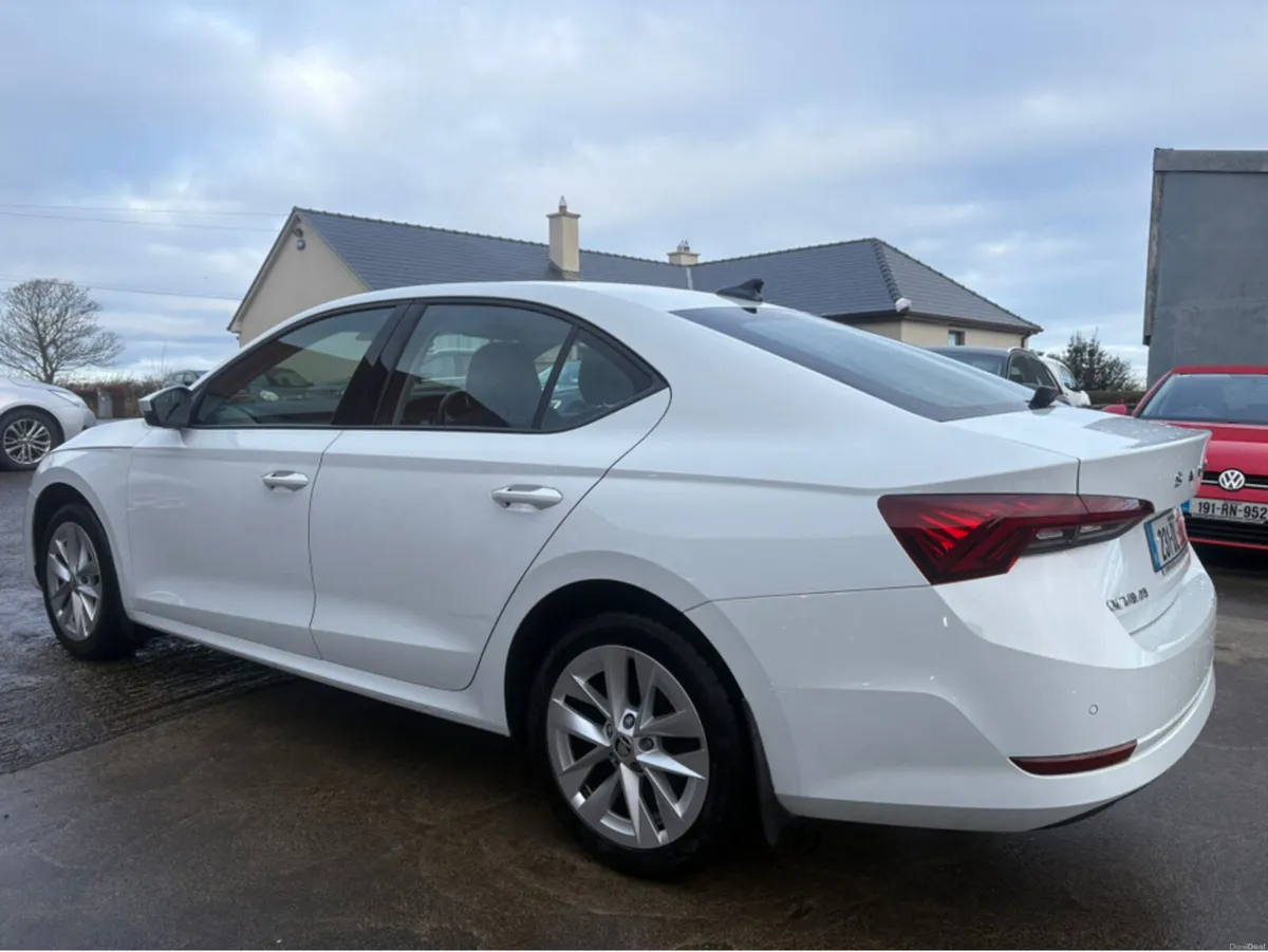 Skoda Octavia AMBITION 2.0 TDI 115HP 5DR - Image 2