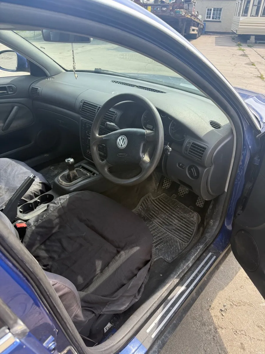 Volkswagen Passat 2005 - Image 2