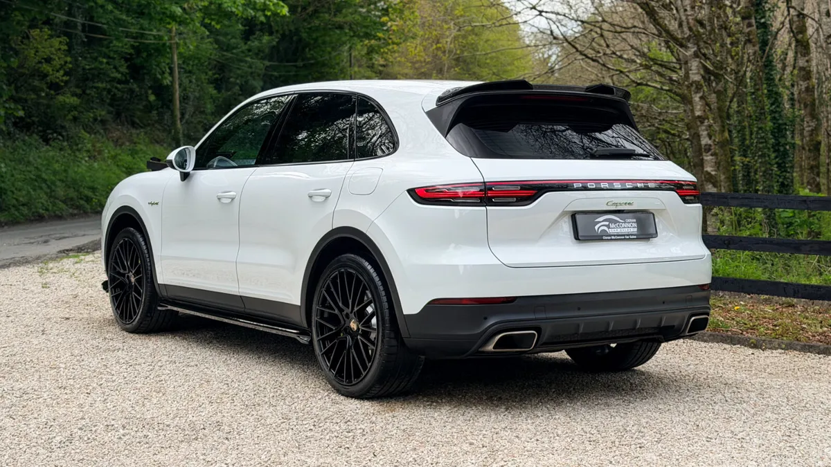 2022 (221) Porsche Cayenne V6 E-Hybrid **22” - Image 3