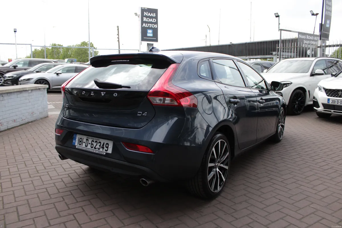 2018 VOLVO V40 2.0 D4 5DR HATCHBACK - Image 4