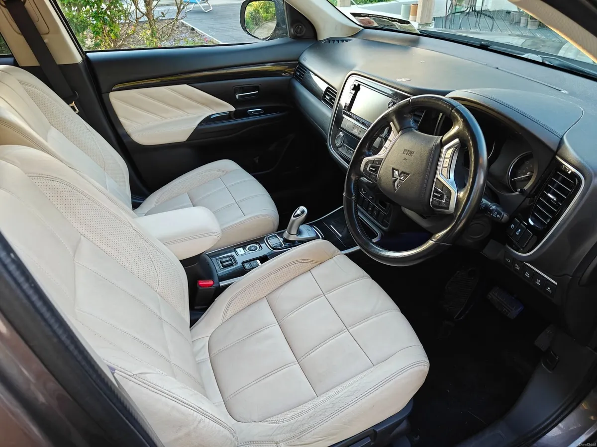 Mitsubishi Outlander GX5hs HYBRID  (plug in) - Image 2
