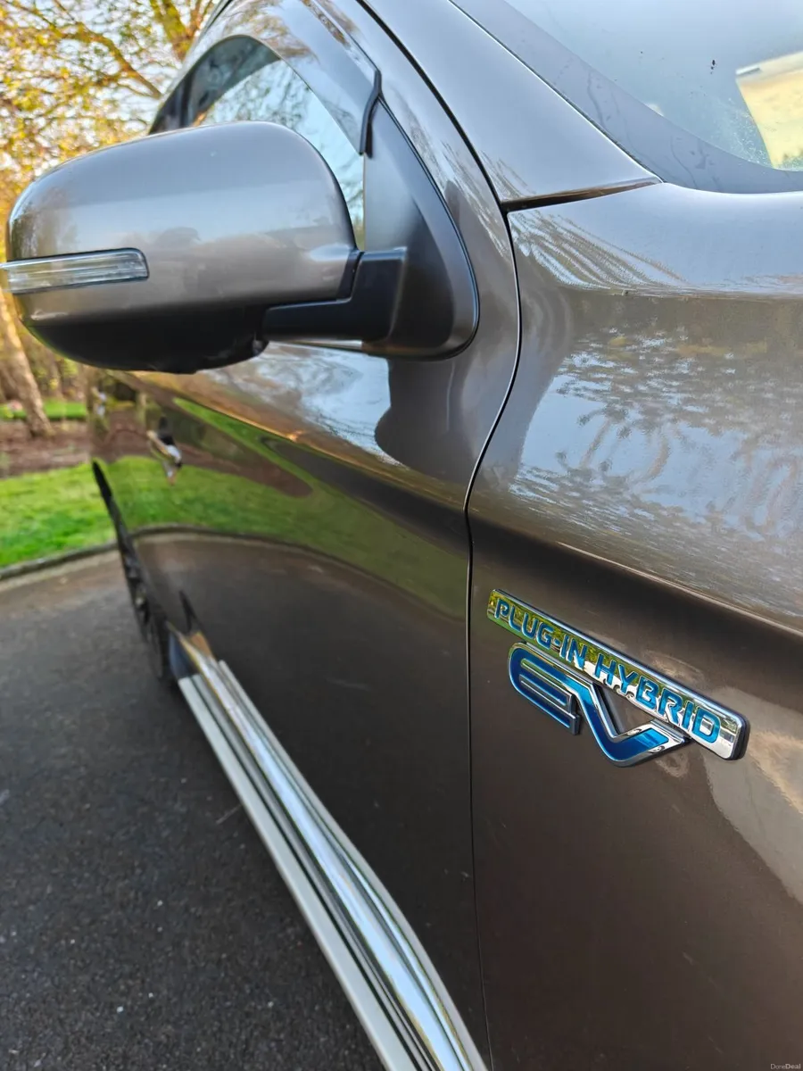 Mitsubishi Outlander GX5hs HYBRID  (plug in) - Image 3