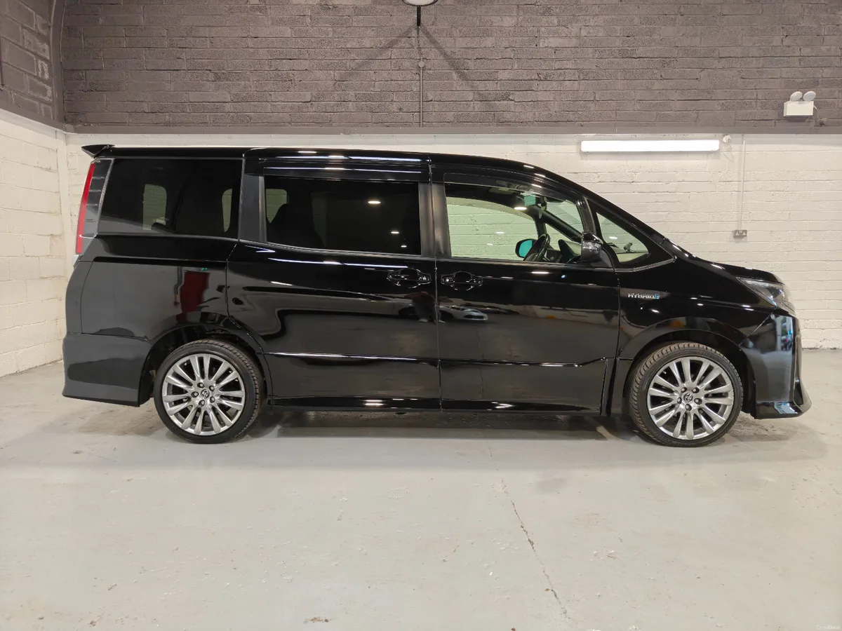 2017 TOYOTA NOAH SELF CHARGING HYBRID 7 SEATS - Image 4
