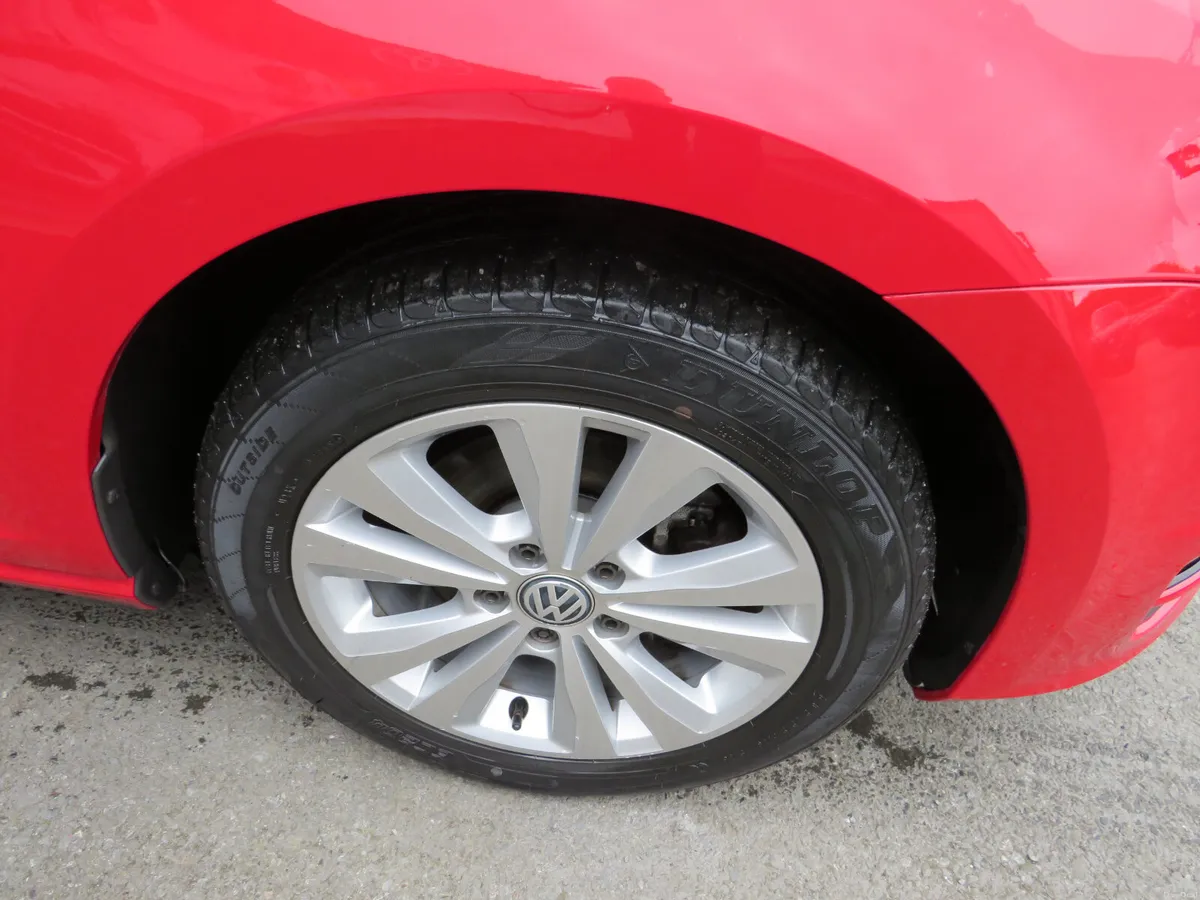 152 VW GOLF 5DR  PETROL AUTO IN CLASSIC RED - Image 5
