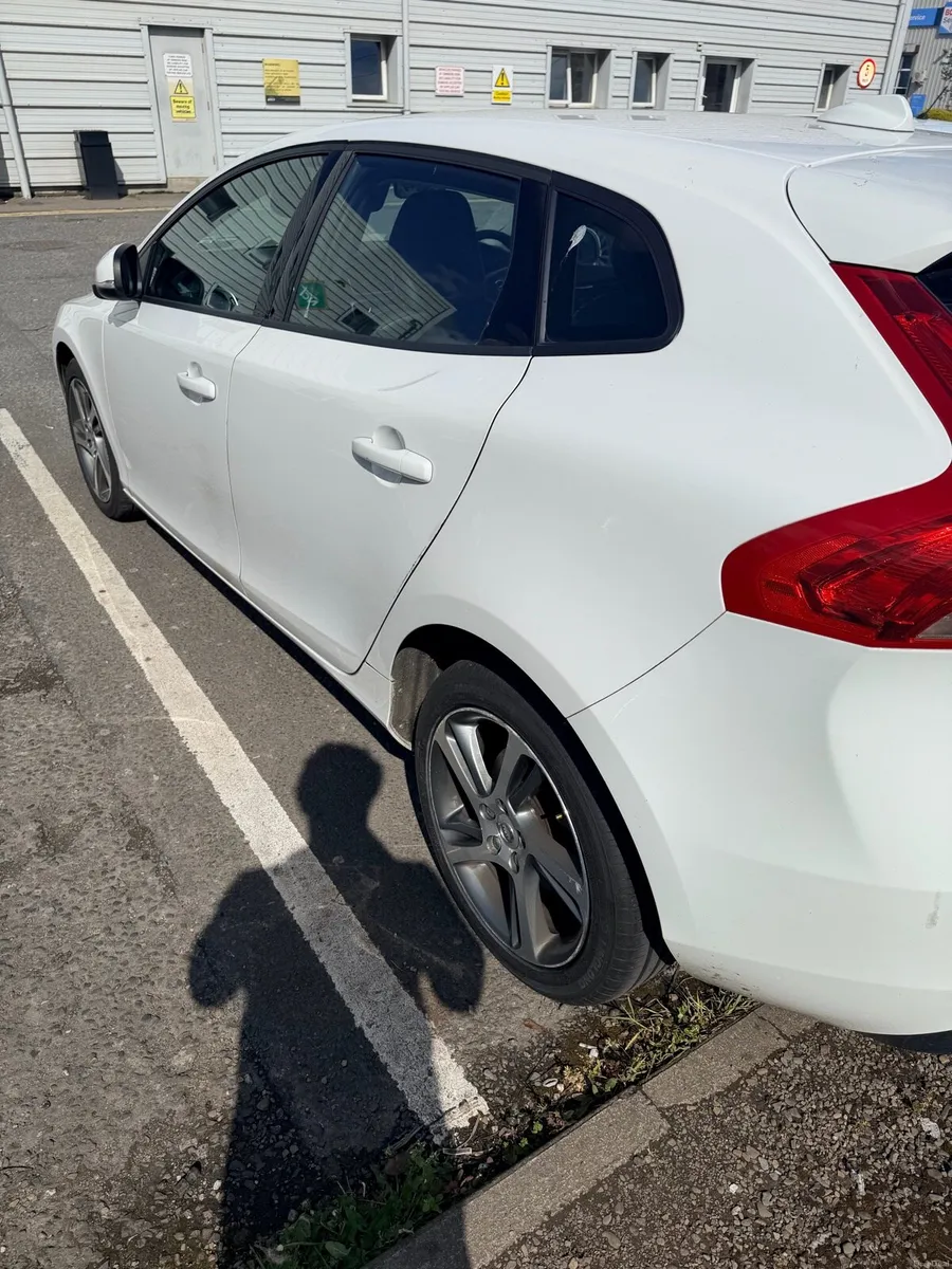 Volvo V40 Momentum Edition - Image 2