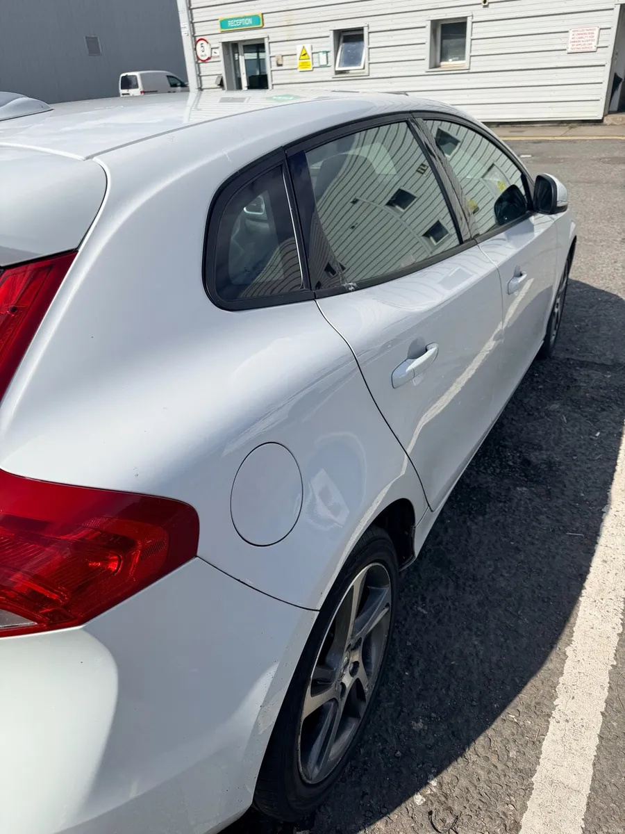 Volvo V40 Momentum Edition - Image 3