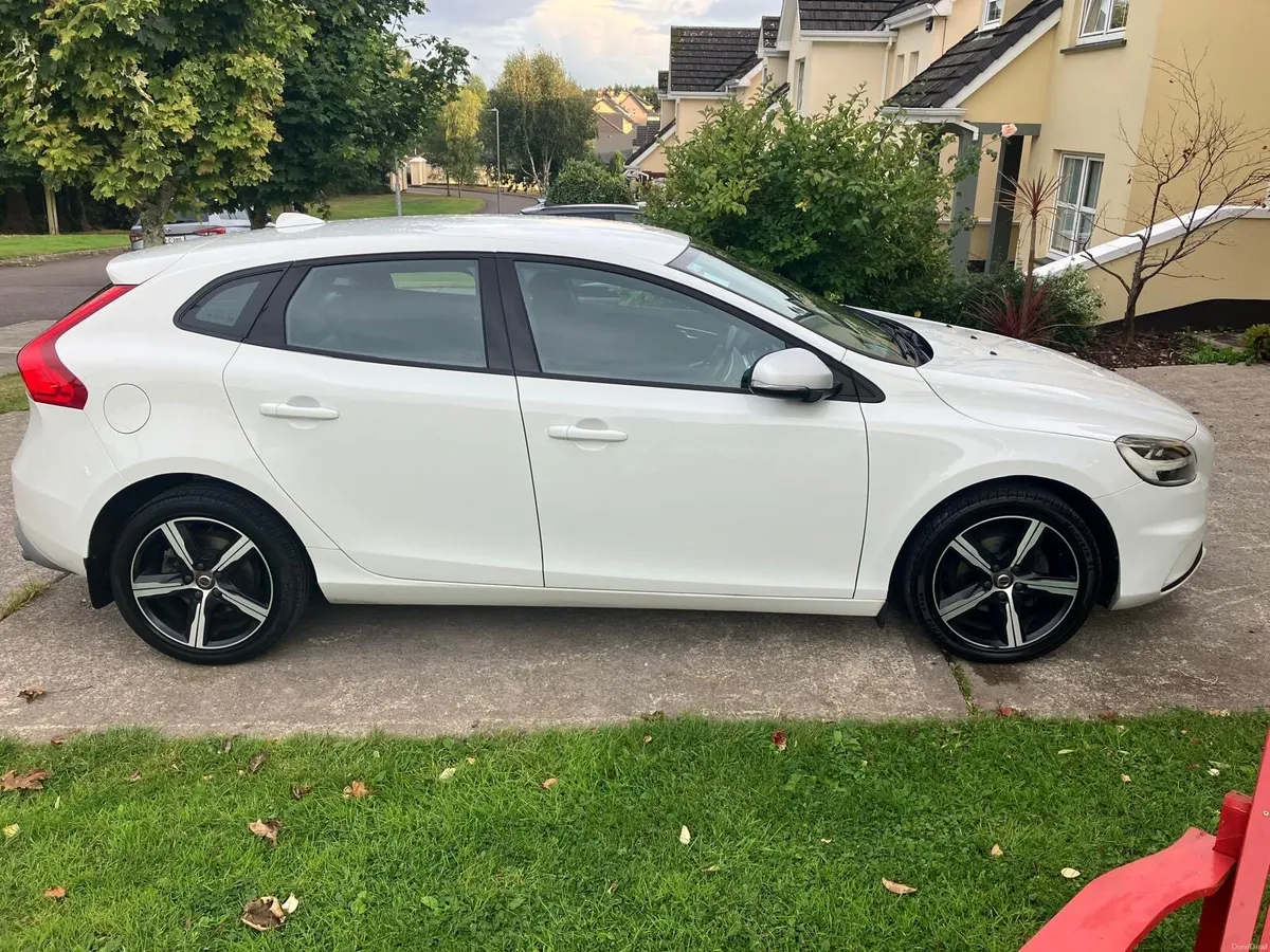 Volvo V40 D2 R-Design - Image 3